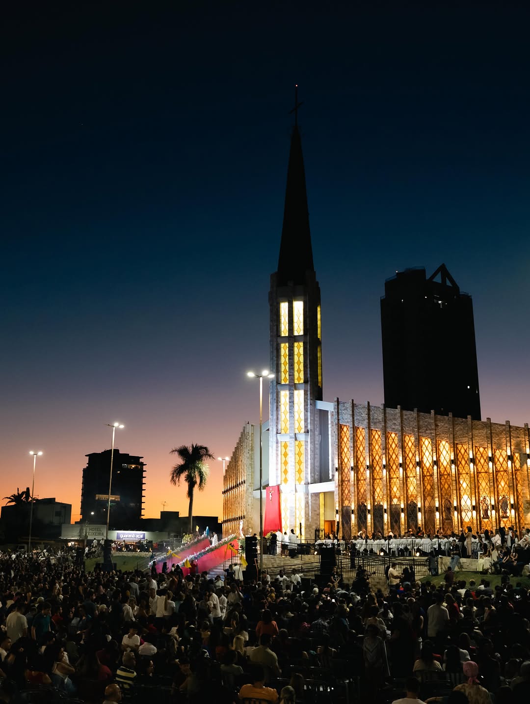 A paróquia foi conduzida por Padre Serafim José da Silva e, depois, por Padre Mariano Ignacio de Souza, responsável pela construção da Igreja São Sebastião, que foi a matriz da cidade até 1974, quando foi inaugurada a atual Igreja Nossa Senhora das Dores.