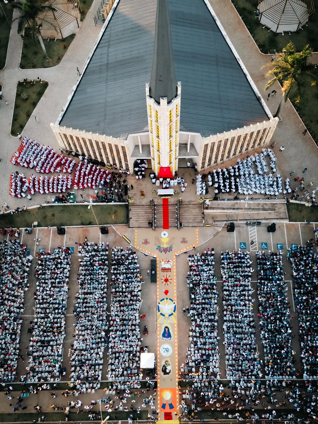 Desde 1981, a Paróquia Nossa Senhora das Dores é administrada pelos Missionários da Sagrada Família. Em 1994, foi lançada a pedra fundamental da Capela Sagrada Família, no Parque dos Buritis, que passou a realizar missas regulares a partir de 1996.