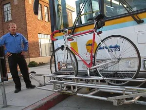 Adaptação possibilita que usuários de coletivos possam levar sua bicicleta de uma estação para outra