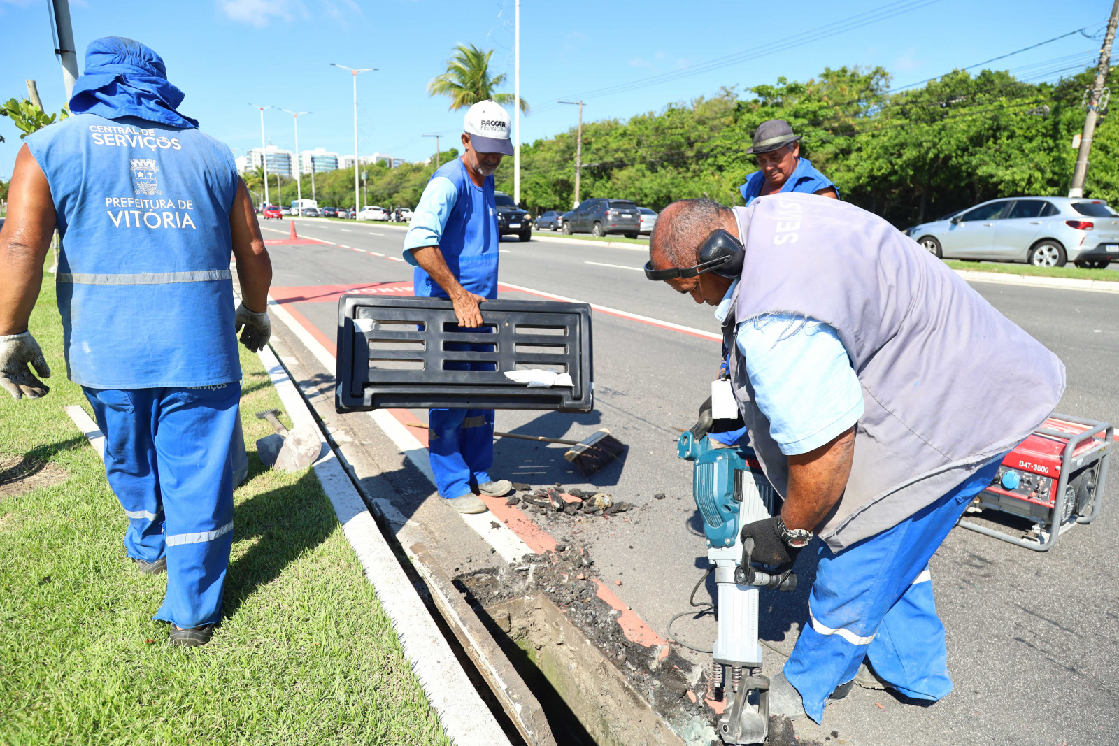 Prefeitura de Vitória substitui tampas de bueiros de ferro por estruturas sustentáveis mais resistentes