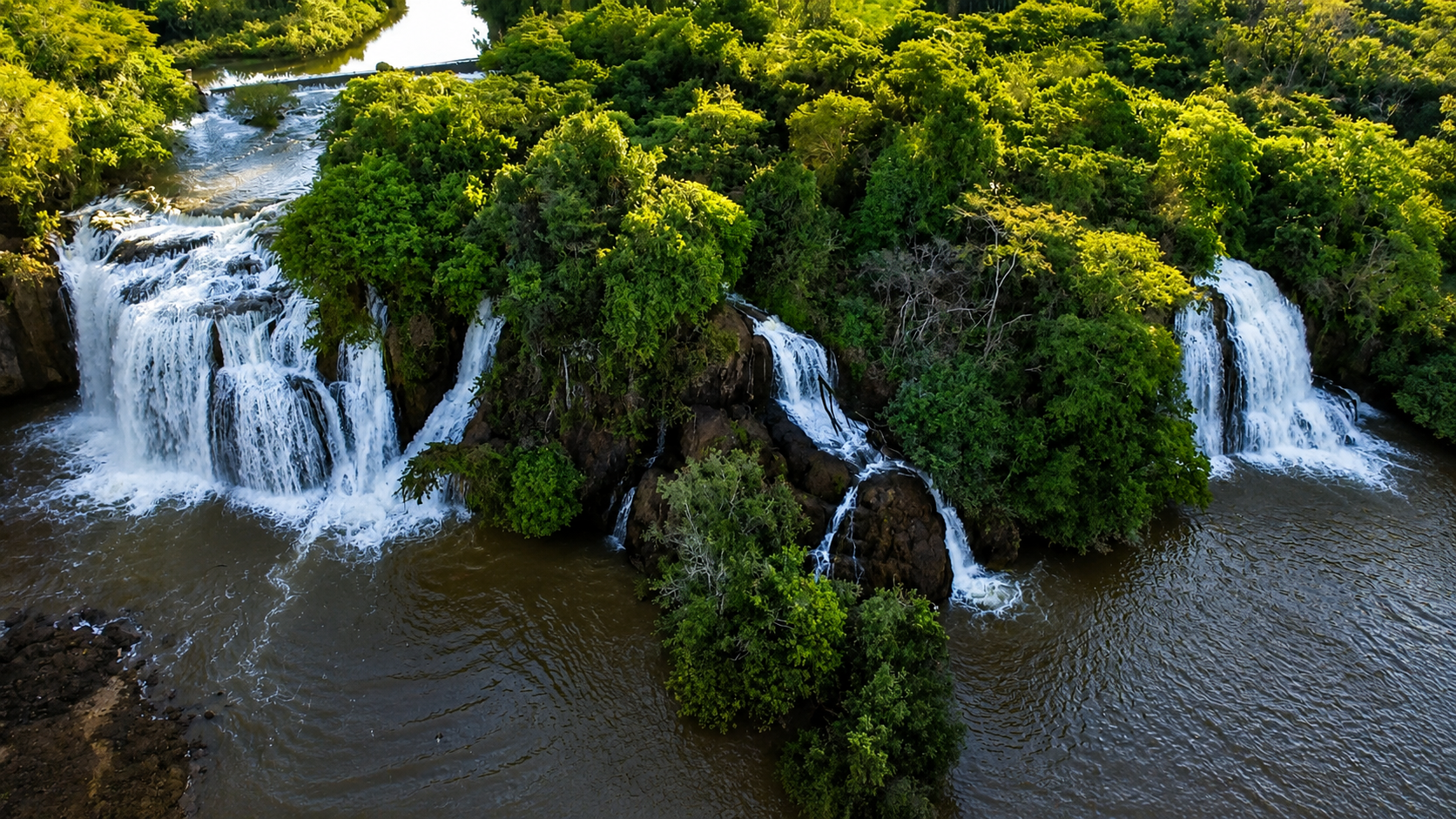 Filmagem com drone sobre a Cachoeira São Tomaz em Rio Verde GO